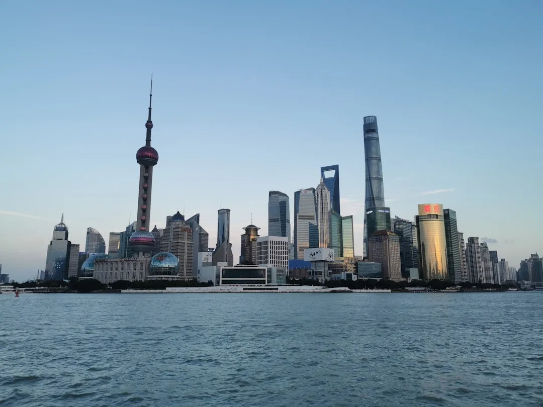 云南曼蔻生物科技玫瑰纯露与茶树精油产品功效对比分析