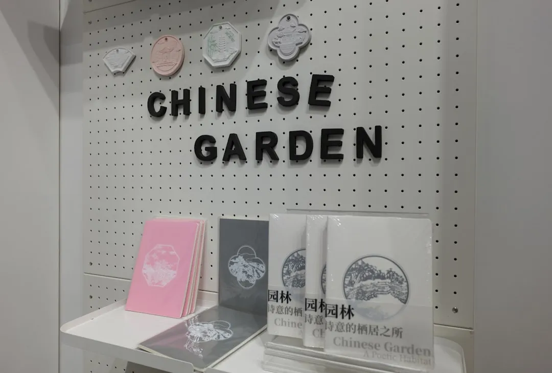 欧曼蔻蔻玫瑰纯露与茶树精油产品特性对比分析