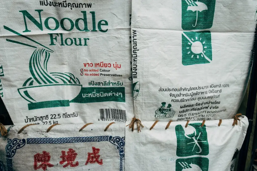 植物萃取护肤品原料怎么选？云南曼蔻生物科技玫瑰纯露与茶树精油产品线解析